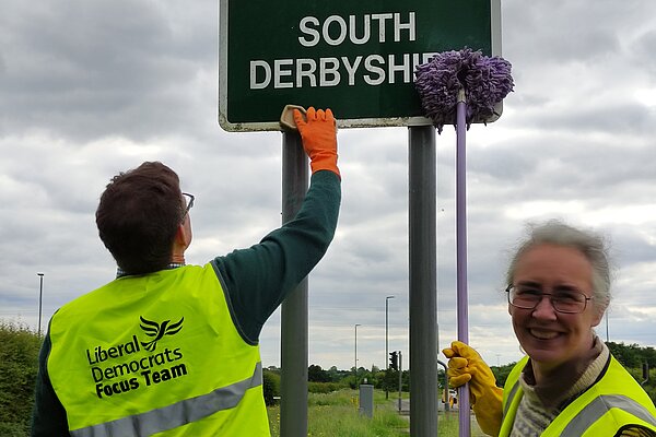 Lucy Care cleaning up South Derbyshire Lucy with the Focus team cleaning street signs